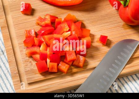 Rote Bio-Paprika auf einem Schneidebrett Stockfoto