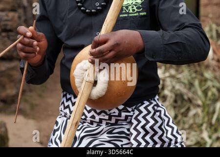 Gasura Ruanda – September 2025; authentisches afrikanisches Dorf leben Menschen, die sich mit Leben und Händen beschäftigen und Umuduri-Einsaiten in ruandischer Musik halten Stockfoto
