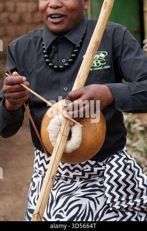 Gasura Ruanda – September 2025; authentisches afrikanisches Dorf leben Menschen, die sich mit Leben und Händen beschäftigen und Umuduri-Einsaiten in ruandischer Musik halten Stockfoto