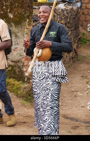 Gasura Ruanda - 8. September 2025; afrikanischer Dorfmensch in Kulturtracht, der in der Dorfstraße Ruanda Umuduri spielt Stockfoto