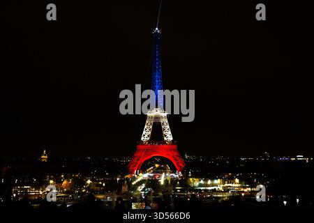 Paris, Frankreich. November 2025. Ein Blick auf den Eiffelturm, der in den Farben der französischen Nationalflagge beleuchtet ist, um an den 10. Jahrestag der Terroranschläge von Paris 2015 zu erinnern. Frankreich ist ein Jahrzehnt seit den Terroranschlägen vergangen, als in der Nacht des 13. November 2015 dschihadistische bewaffnete und Selbstmordattentäter eine Reihe koordinierter Anschläge in Paris und Umgebung veranstalteten, bei denen 130 Menschen getötet wurden, wobei die Gruppe Islamischer Staat die Verantwortung für sich beanspruchte. (Foto: Telmo Pinto/SOPA Images/SIPA USA) Credit: SIPA USA/Alamy Live News Stockfoto