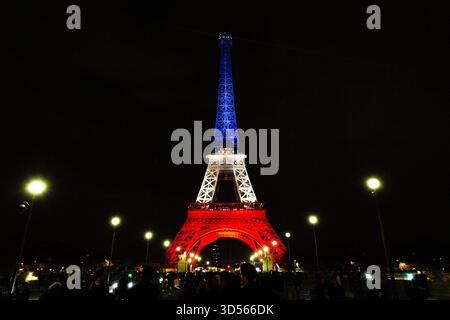 Paris, Frankreich. November 2025. Ein Blick auf den Eiffelturm, der in den Farben der französischen Nationalflagge beleuchtet ist, um an den 10. Jahrestag der Terroranschläge von Paris 2015 zu erinnern. Frankreich ist ein Jahrzehnt seit den Terroranschlägen vergangen, als in der Nacht des 13. November 2015 dschihadistische bewaffnete und Selbstmordattentäter eine Reihe koordinierter Anschläge in Paris und Umgebung veranstalteten, bei denen 130 Menschen getötet wurden, wobei die Gruppe Islamischer Staat die Verantwortung für sich beanspruchte. (Foto: Telmo Pinto/SOPA Images/SIPA USA) Credit: SIPA USA/Alamy Live News Stockfoto