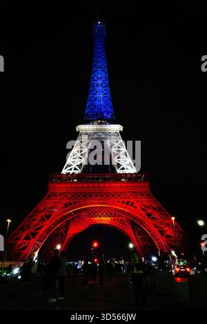 Paris, Frankreich. November 2025. Ein Blick auf den Eiffelturm, der in den Farben der französischen Nationalflagge beleuchtet ist, um an den 10. Jahrestag der Terroranschläge von Paris 2015 zu erinnern. Frankreich ist ein Jahrzehnt seit den Terroranschlägen vergangen, als in der Nacht des 13. November 2015 dschihadistische bewaffnete und Selbstmordattentäter eine Reihe koordinierter Anschläge in Paris und Umgebung veranstalteten, bei denen 130 Menschen getötet wurden, wobei die Gruppe Islamischer Staat die Verantwortung für sich beanspruchte. (Foto: Telmo Pinto/SOPA Images/SIPA USA) Credit: SIPA USA/Alamy Live News Stockfoto