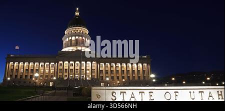 Utah State Capitol beleuchtet in der Abenddämmerung mit grünem Gras im Vordergrund, USA Stockfoto