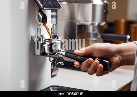 Portafilter mit frisch gemahlenem Kaffee für Espresso im Coffee Shop, Nahaufnahme Stockfoto