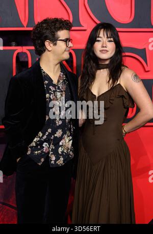 London, Vereinigte Arabische Emirate. November 2025. Gaten Matarazzo und Elizabeth Yu nahmen am 13. November 2025 am UK Special Screening of Stranger Things Staffel 5 in London teil. Foto: Stuart Hardy/ABACAPRESS.COM Credit: Abaca Press/Alamy Live News Stockfoto