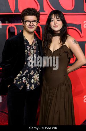 London, Vereinigte Arabische Emirate. November 2025. Gaten Matarazzo und Elizabeth Yu nahmen am 13. November 2025 am UK Special Screening of Stranger Things Staffel 5 in London teil. Foto: Stuart Hardy/ABACAPRESS.COM Credit: Abaca Press/Alamy Live News Stockfoto