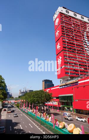 Singapur - 3. Oktober 2025: Die Menschen schlendern entlang der belebten Straße in der Nähe des People’s Park Complex mit farbenfroher Architektur und einem hellen Schild Stockfoto