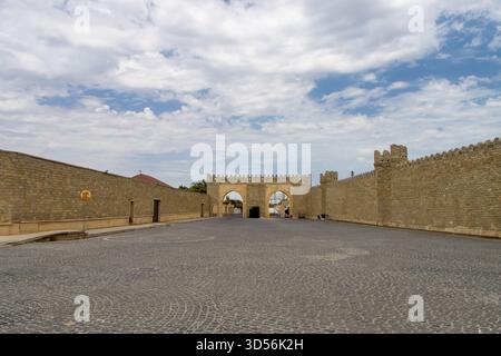 Baku, Aserbaidschan. Außenfassade des Ateshgah Feuertempels in Baku, Aserbaidschan, ein historischer zoroastrischer Tempel. Stockfoto