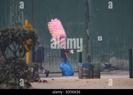 NEW DELHI, INDIEN - 26. JANUAR 2024 Verkäufer von Süßigkeiten auf verlassenen Straßen am Republic Day Stockfoto