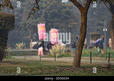 NEW DELHI, INDIEN - 26. JANUAR 2024 Verkäufer von Süßigkeiten auf verlassenen Straßen am Republic Day Stockfoto