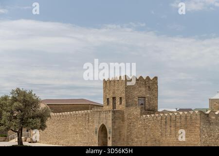 Baku, Aserbaidschan. Außenfassade des Ateshgah Feuertempels in Baku, Aserbaidschan, ein historischer zoroastrischer Tempel. Stockfoto