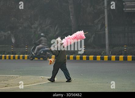 NEW DELHI, INDIEN - 26. JANUAR 2024 Verkäufer von Süßigkeiten auf verlassenen Straßen am Republic Day Stockfoto