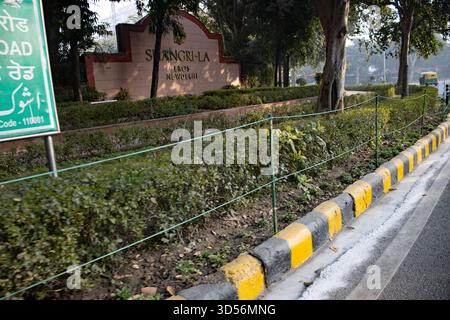 NEU-DELHI, INDIEN - 27. JANUAR 2024 typische Straßengärten und Straßenpflaster im Stadtzentrum Stockfoto