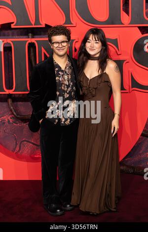 London, Großbritannien. November 2025. London, Odeon Luxe Leicester Square - Premiere von Stranger Things, Serie 5. Im Bild: Gaten Matarazzo, Elizabeth 'Lizzy' Yu Credit: Independent Photo Agency/Alamy Live News Stockfoto