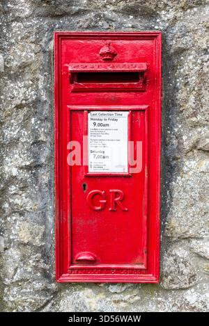 Aberdeen, Schottland, Vereinigtes Königreich - 7. Juli 2024: Britische rote Briefkästen an der Wand montiert, die Informationen zur Royal Mail-Sammlung zeigen. Stockfoto
