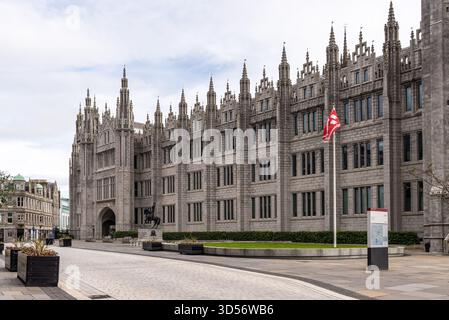 Aberdeen, Schottland, Vereinigtes Königreich - 7. Juli 2024: Das riesige Granitgebäude des Marischal College in der Stadt Aberdeen in Schottland, Hauptquartier von Aberdeen C. Stockfoto