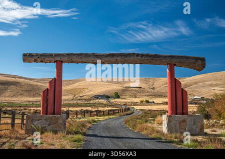 Ranch Gate, an der Yellow Jacket Road, in der Nähe der Stadt Pilot Rock, Region Blue Mountains, Oregon, USA Stockfoto