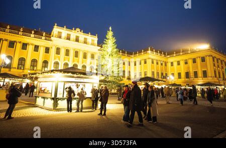 THEMENBILD - Illustration zu den Themen Weihnachtsmarkt, Weihnachten, Christkindlmarkt, Advent. Blick auf den Weihnachtsmarkt vor Schloss Schönbrunn in Wien, Österreich, aufgenommen am Donnerstag, 13. November 2025. - 20251113 PD7386 Credit: APA-PictureDesk/Alamy Live News Stockfoto
