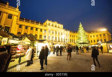 THEMENBILD - Illustration zu den Themen Weihnachtsmarkt, Weihnachten, Christkindlmarkt, Advent. Blick auf den Weihnachtsmarkt vor Schloss Schönbrunn in Wien, Österreich, aufgenommen am Donnerstag, 13. November 2025. - 20251113 PD7384 Credit: APA-PictureDesk/Alamy Live News Stockfoto