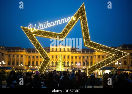 THEMENBILD - Illustration zu den Themen Weihnachtsmarkt, Weihnachten, Christkindlmarkt, Advent. Blick auf den Weihnachtsmarkt vor Schloss Schönbrunn in Wien, Österreich, aufgenommen am Donnerstag, 13. November 2025. - 20251113 PD7362 Credit: APA-PictureDesk/Alamy Live News Stockfoto