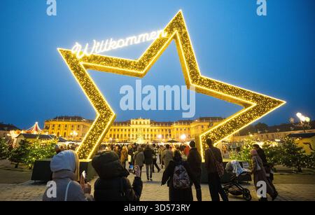 THEMENBILD - Illustration zu den Themen Weihnachtsmarkt, Weihnachten, Christkindlmarkt, Advent. Blick auf den Weihnachtsmarkt vor Schloss Schönbrunn in Wien, Österreich, aufgenommen am Donnerstag, 13. November 2025. - 20251113 PD7374 Credit: APA-PictureDesk/Alamy Live News Stockfoto