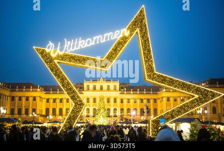 THEMENBILD - Illustration zu den Themen Weihnachtsmarkt, Weihnachten, Christkindlmarkt, Advent. Blick auf den Weihnachtsmarkt vor Schloss Schönbrunn in Wien, Österreich, aufgenommen am Donnerstag, 13. November 2025. - 20251113 PD7363 Credit: APA-PictureDesk/Alamy Live News Stockfoto