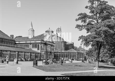 Pavilion Gardens in Buxton, ein historischer Veranstaltungsort in Derbyshire England in Schwarz-weiß Stockfoto