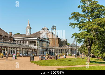 Pavilion Gardens in Buxton, einem historischen Veranstaltungsort in Derbyshire England Stockfoto