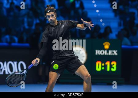 Lorenzo Musetti aus Italien wurde beim Gruppenspiel der Männer gegen Carlos Alcaraz aus Spanien am fünften Tag des Nitto ATP Finals 2025 in der Inalpi Arena in Turin im Einsatz gesehen Stockfoto