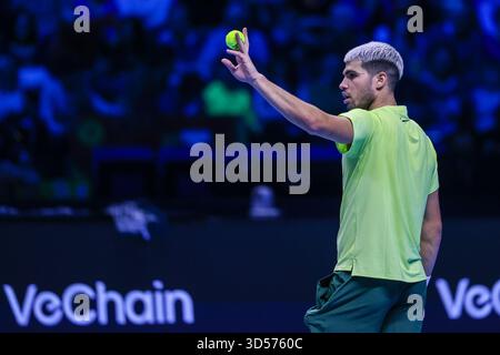 Carlos Alcaraz aus Spanien wurde während des Gruppenspiels der Männer gegen Lorenzo Musetti aus Italien am fünften Tag des Nitto ATP Finals 2025 in der Inalpi Arena in Turin im Einsatz gesehen Stockfoto