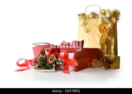 Geschenktüten aus rotem und goldenem Papier mit Weihnachtsdekoration innen, ausgeschnitten auf weiß. Vorderansicht. Stockfoto