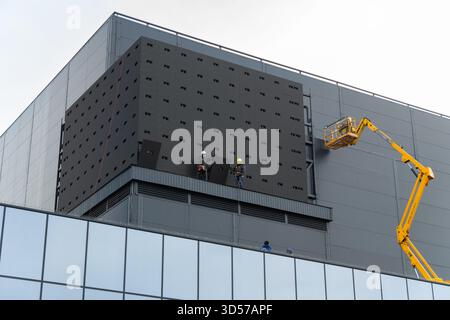 Grodno, Weißrussland - 19. November 2024: Installation einer großen, neuen 3D-LED-Bildschirmfassade an der Trinity Shopping and Entertainment Stockfoto