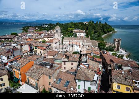 Blick auf Sirmione vom Schloss Scaligero Stockfoto