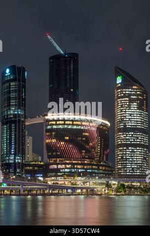 Blick über den Brisbane River mit dem „Star Brisbane“ und dem nächtlichen Central Business District, Brisbane, Queensland, Australien. Stockfoto