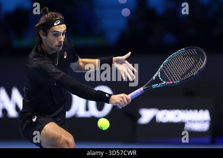 Turin, Italien. November 2025. Lorenzo Musetti aus Italien im Runden-Robin-Einzelspiel zwischen Carlos Alcaraz aus Spanien und Lorenzo Musetti aus Italien am fünften Tag des Nitto ATP World Tour Finals. Quelle: Marco Canoniero/Alamy Live News Stockfoto