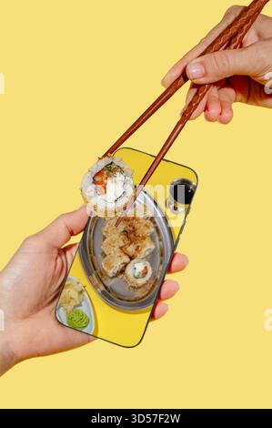 Sushi-Rolle wird in einem Telefon auf hellem Hintergrund reflektiert Stockfoto