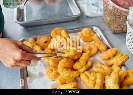 Knuspriger, frittierter Teig, gestapelt bei einem Straßenhändler Stockfoto