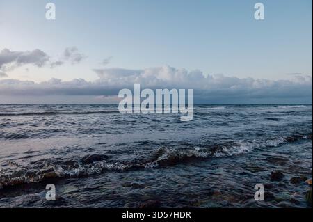 Stürmische Wolken über der Ostsee am Strand Dazendorf, Schleswig-Holstein Stockfoto