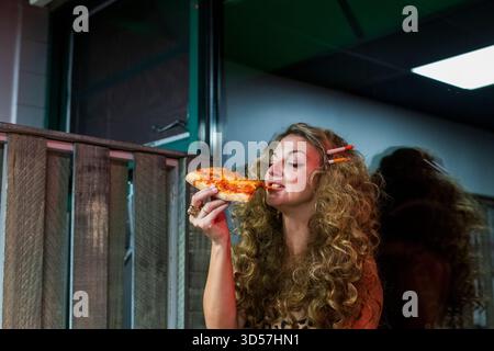 Eine Pizza Party mit Freunden Stockfoto