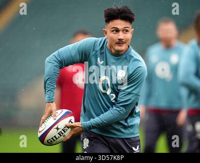 Englands Marcus Smith während des Mannschaftslaufs im Allianz Stadium in London. Bilddatum: Freitag, 14. November 2025. Stockfoto