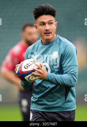 Englands Marcus Smith während des Mannschaftslaufs im Allianz Stadium in London. Bilddatum: Freitag, 14. November 2025. Stockfoto