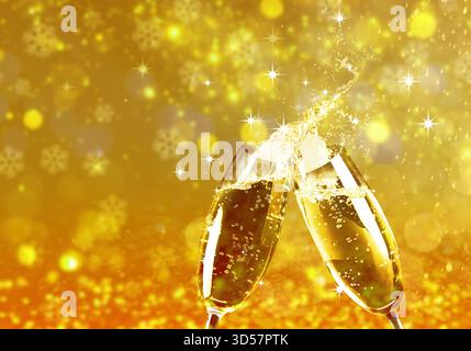 Gläser Sekt klirren auf glänzendem goldenen Hintergrund mit Schneeflocken und Bokeh-Lichtern. Grußkarte „Happy New Year“ und „Merry Christmas“ Stockfoto