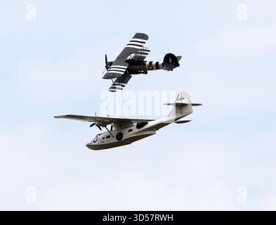 Seefahrtsszenario Flugschau bestehend aus einer Consolidated PBY-5A Catalina und einem Fairey Swordfish MkI auf der Battle of Britain Air Show, IWM Duxford 2025. Stockfoto