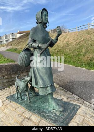 Mary Anning 1799-1847, Bronzestatue des berühmten Paläontologen Lyme Regis, Dorset, England Stockfoto