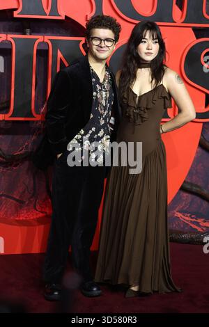 London, Großbritannien. November 2025. Gaten Matarazzo und Elizabeth Yu nehmen an der Stranger Things 5 UK Special Screening am Odeon Luxe Leicester Square teil. Quelle: SOPA Images Limited/Alamy Live News Stockfoto