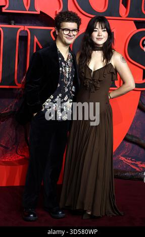 London, Großbritannien. November 2025. Gaten Matarazzo und Elizabeth Yu nehmen an der Stranger Things 5 UK Special Screening am Odeon Luxe Leicester Square teil. Quelle: SOPA Images Limited/Alamy Live News Stockfoto