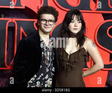 London, Großbritannien. November 2025. Gaten Matarazzo und Elizabeth Yu nehmen an der Stranger Things 5 UK Special Screening am Odeon Luxe Leicester Square teil. (Foto: Fred Duval/SOPA Images/SIPA USA) Credit: SIPA USA/Alamy Live News Stockfoto