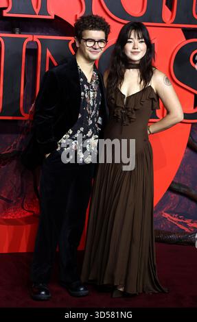 London, Großbritannien. November 2025. Gaten Matarazzo und Elizabeth Yu nehmen an der Stranger Things 5 UK Special Screening am Odeon Luxe Leicester Square teil. (Foto: Fred Duval/SOPA Images/SIPA USA) Credit: SIPA USA/Alamy Live News Stockfoto