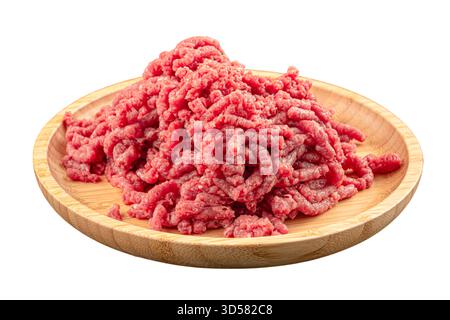 Frisch gemahlenes Rindfleisch auf Holzteller Stockfoto
